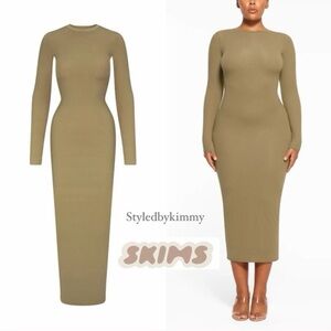 SKIMS 
Smooth Lounge Long Sleeve Open Back Dress -